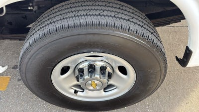 2025 Chevrolet Express Passenger 3500 1LT