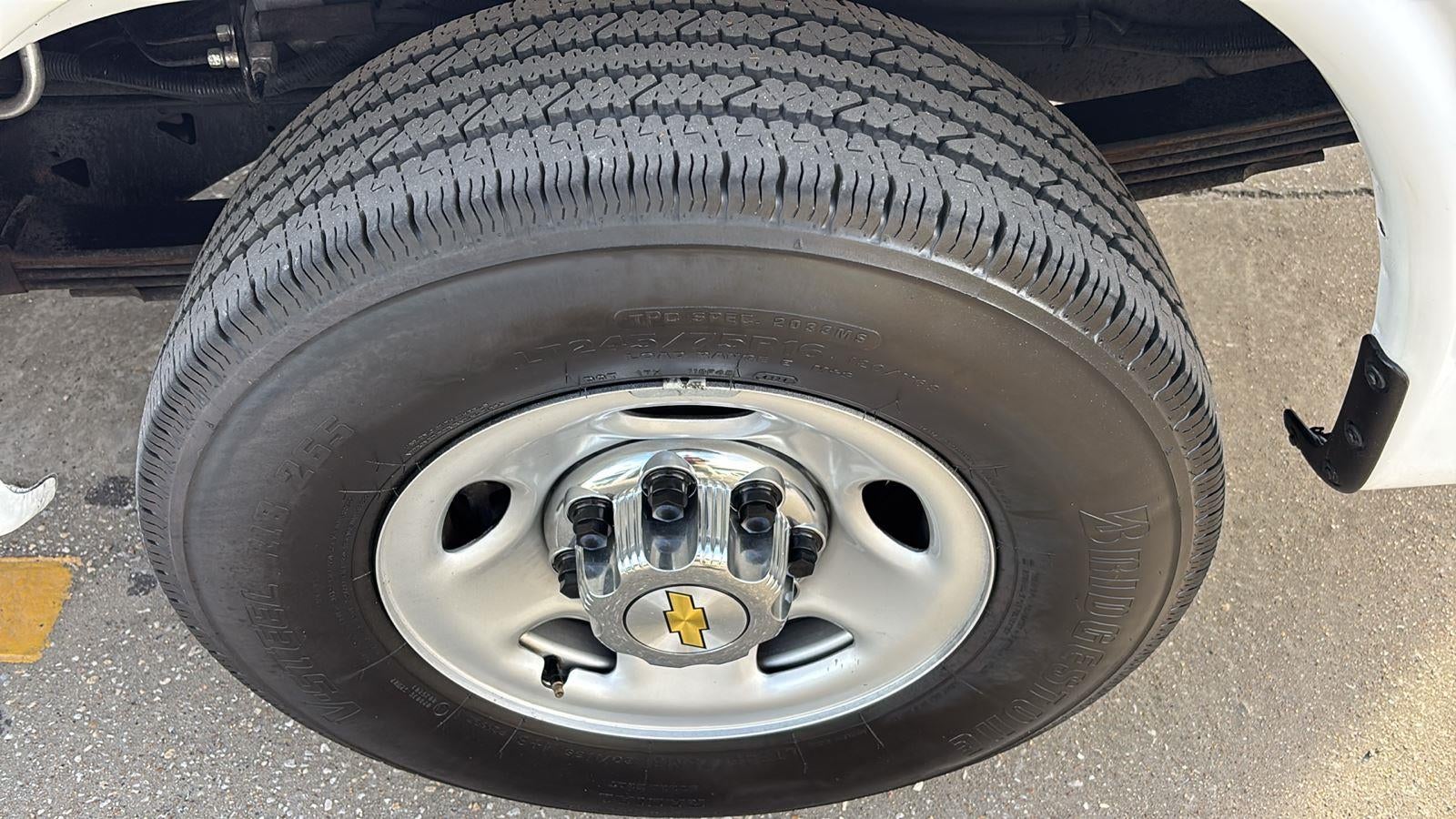 2025 Chevrolet Express Passenger 3500 1LT