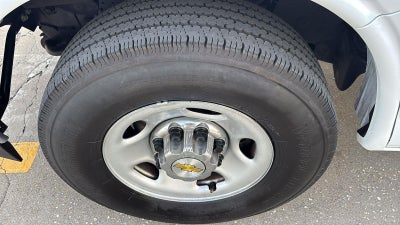 2025 Chevrolet Express Passenger 3500 1LT