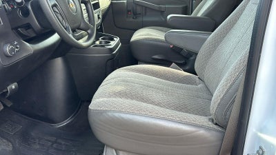 2025 Chevrolet Express Passenger 3500 1LT