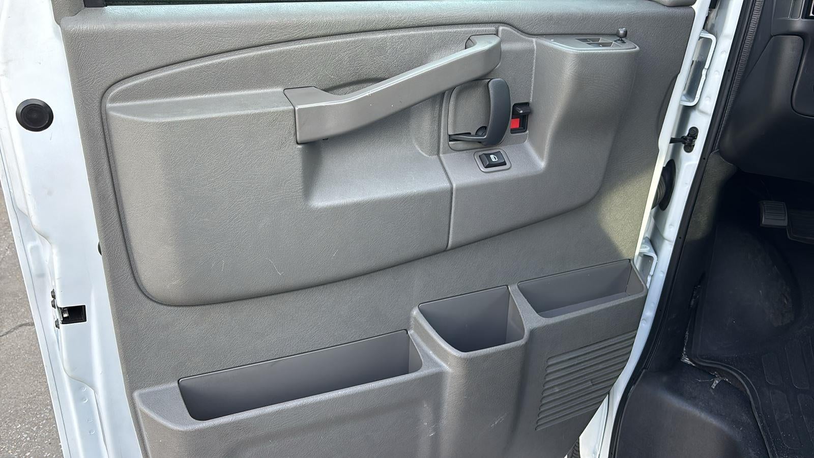 2025 Chevrolet Express Passenger 3500 1LT