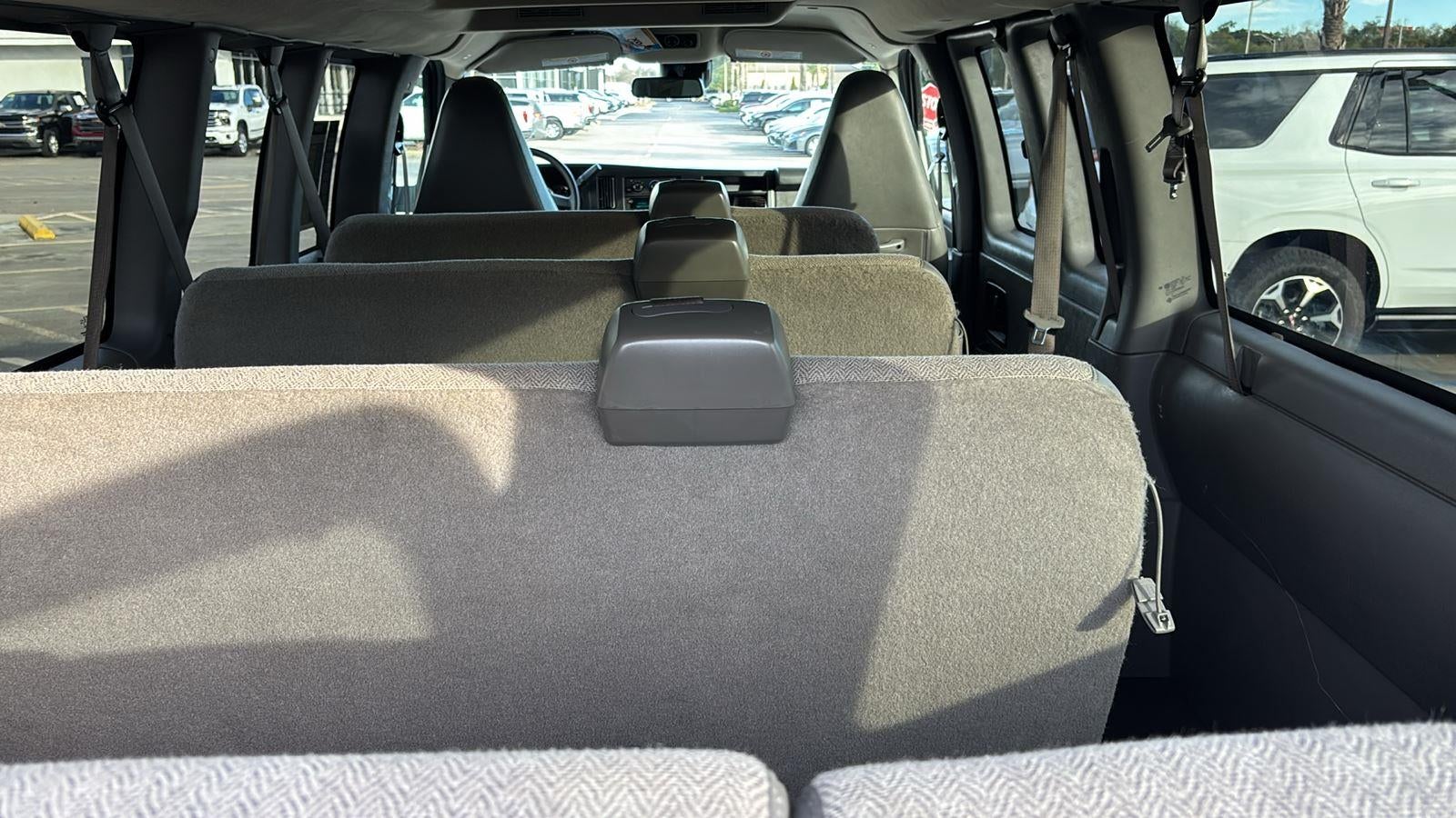 2025 Chevrolet Express Passenger 3500 1LT