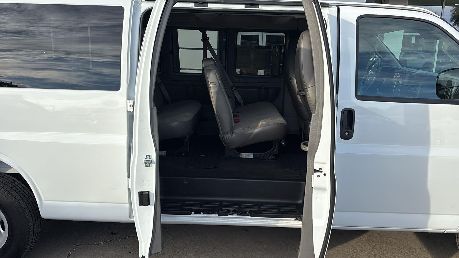 2025 Chevrolet Express Passenger 3500 1LT