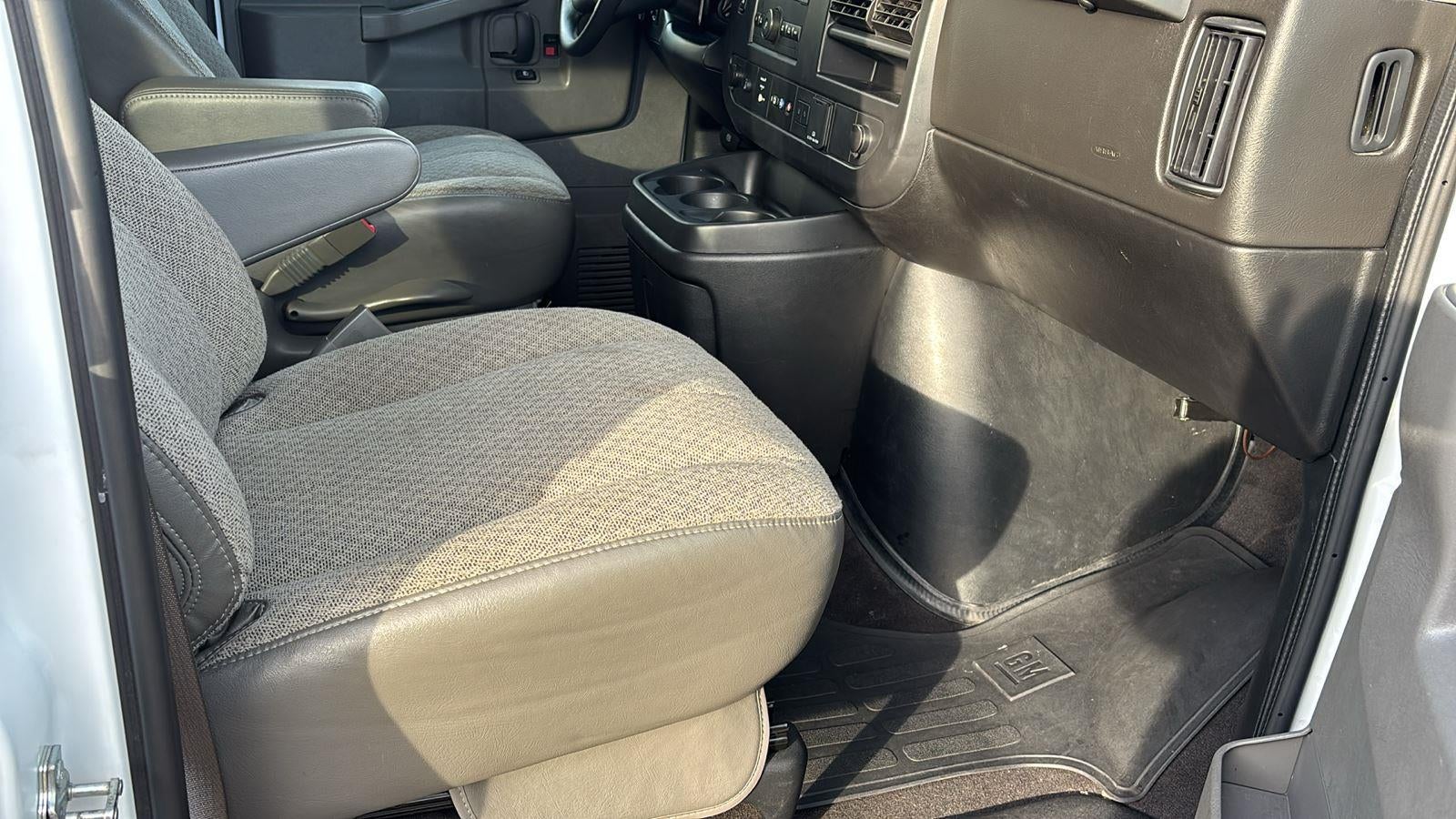 2025 Chevrolet Express Passenger 3500 1LT