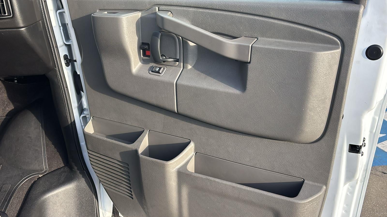 2025 Chevrolet Express Passenger 3500 1LT