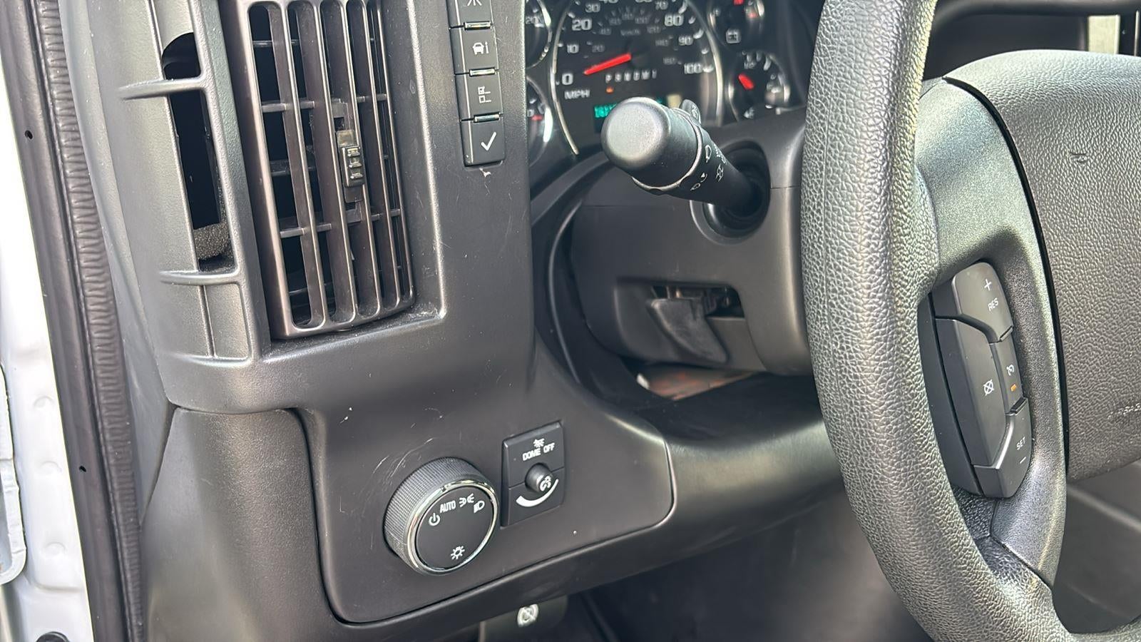 2025 Chevrolet Express Passenger 3500 1LT