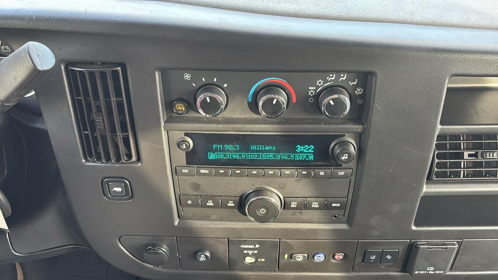 2025 Chevrolet Express Passenger 3500 1LT