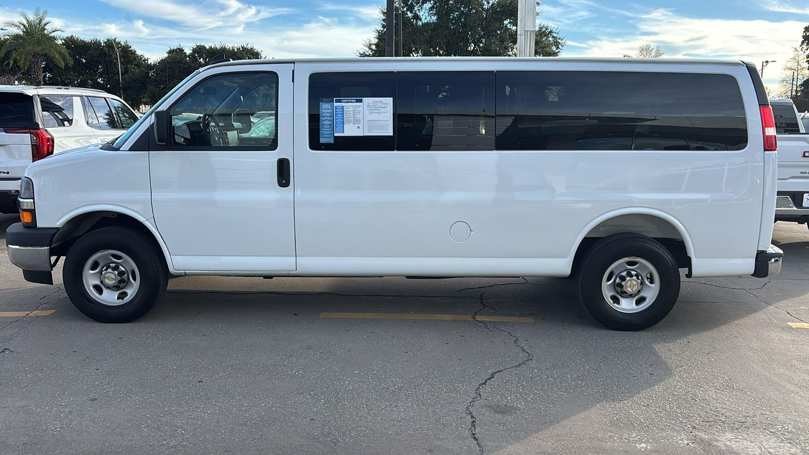 2025 Chevrolet Express Passenger 3500 1LT