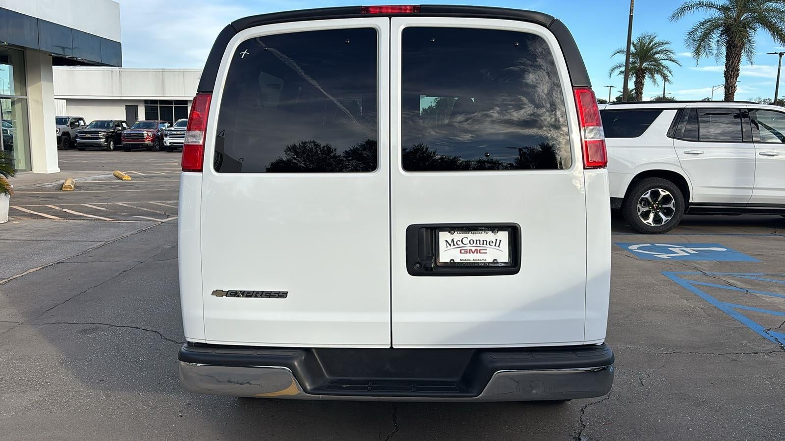 2025 Chevrolet Express Passenger 3500 1LT