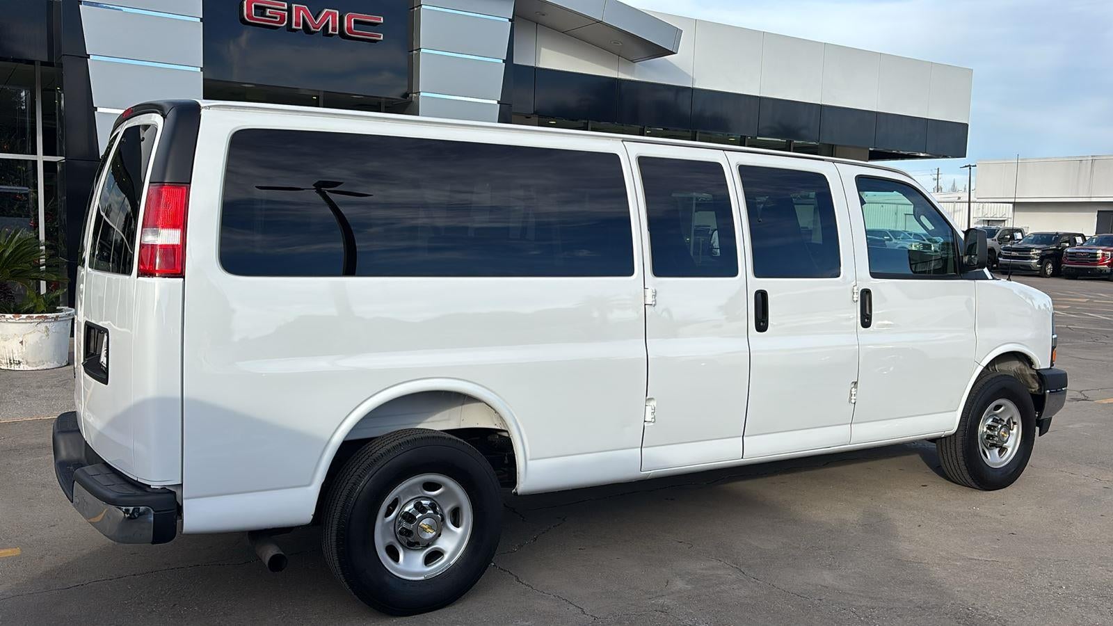 2025 Chevrolet Express Passenger 3500 1LT