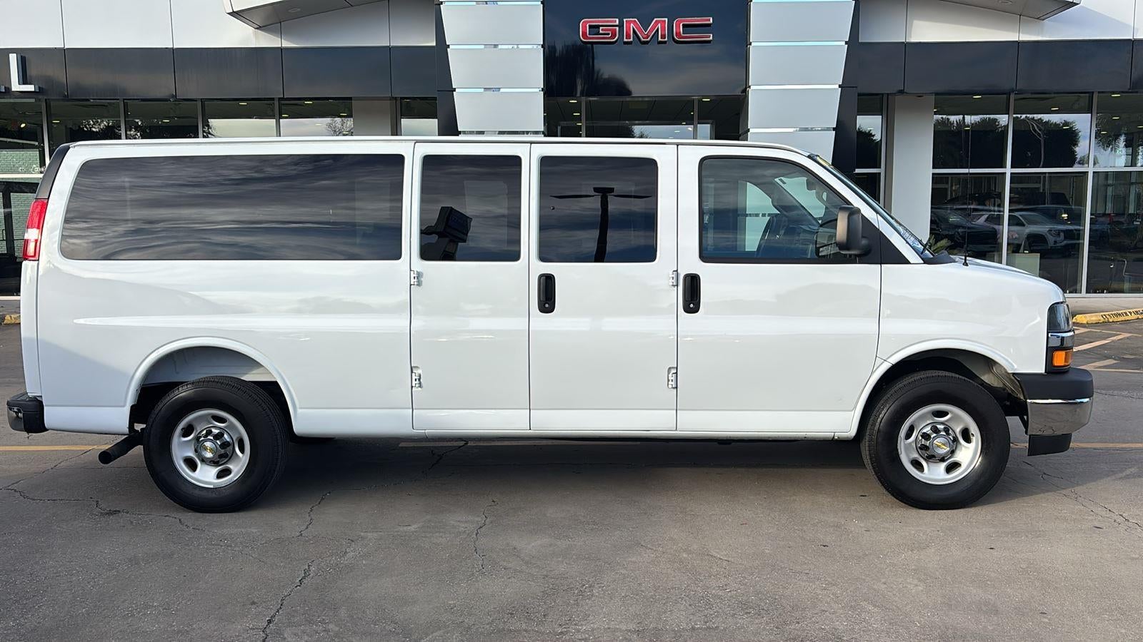 2025 Chevrolet Express Passenger 3500 1LT