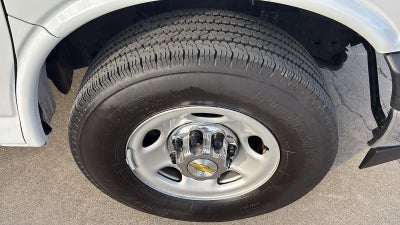 2025 Chevrolet Express Passenger 3500 1LT