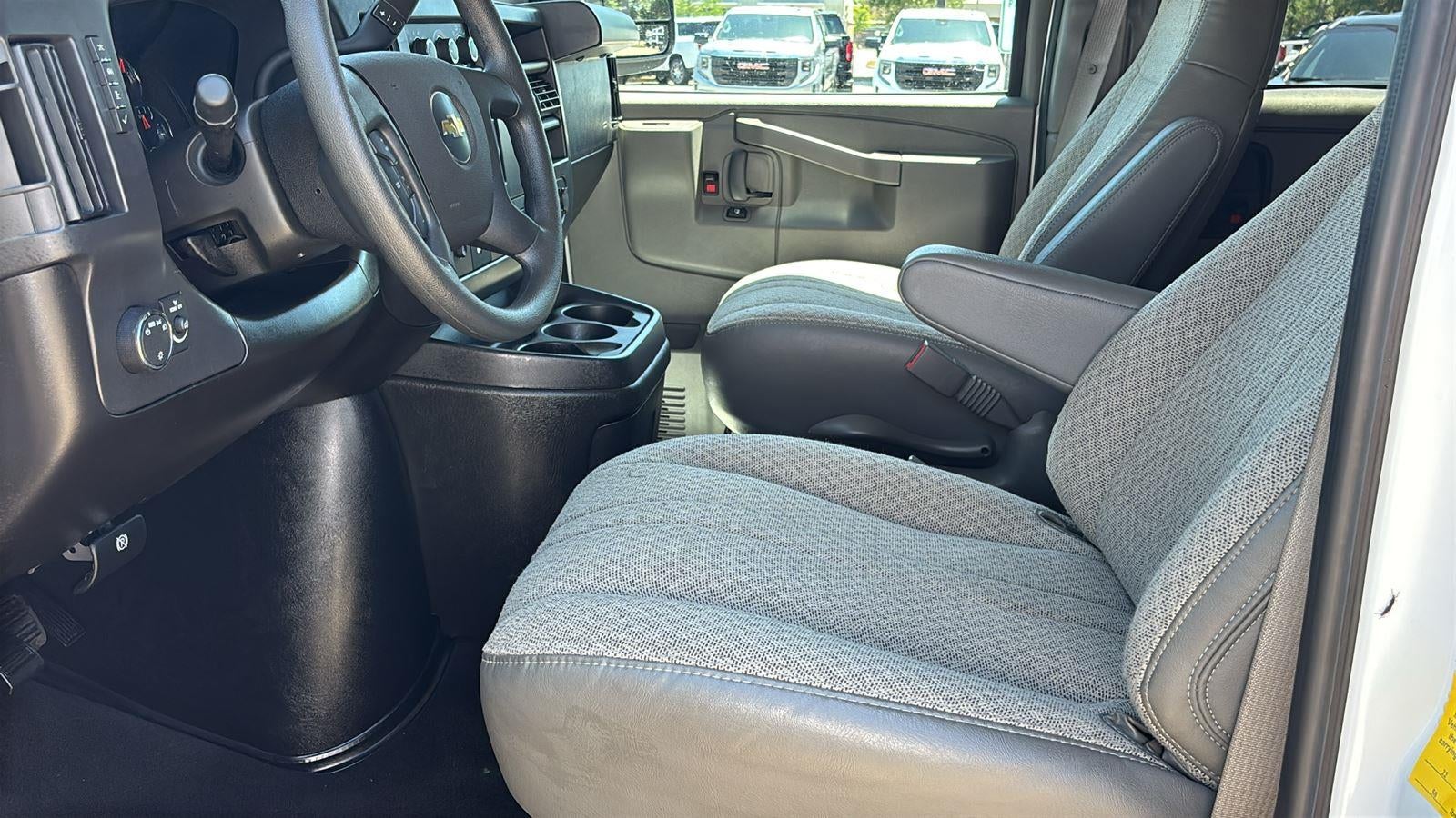 2025 Chevrolet Express Passenger 1LT