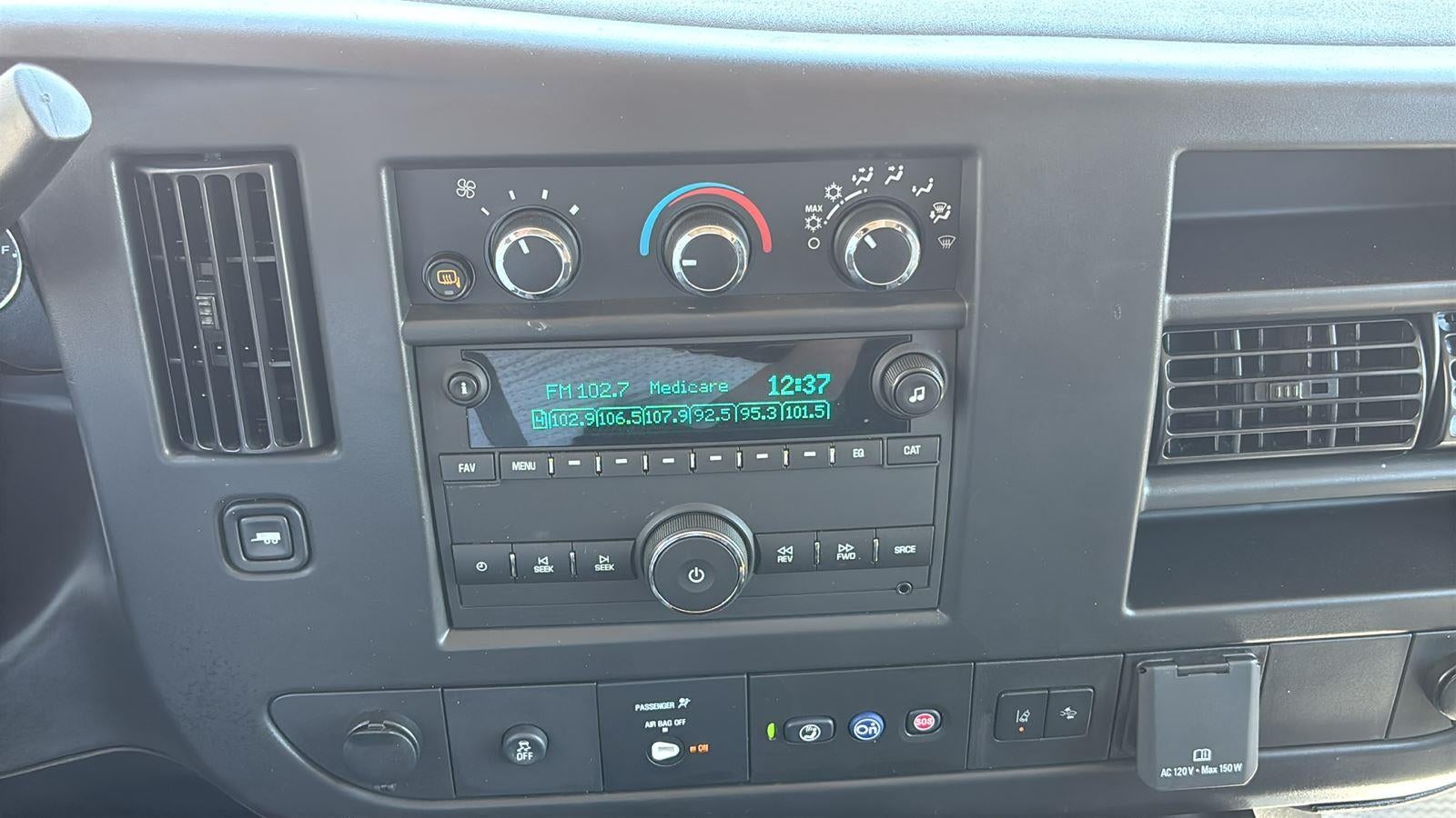 2025 Chevrolet Express Passenger 1LT