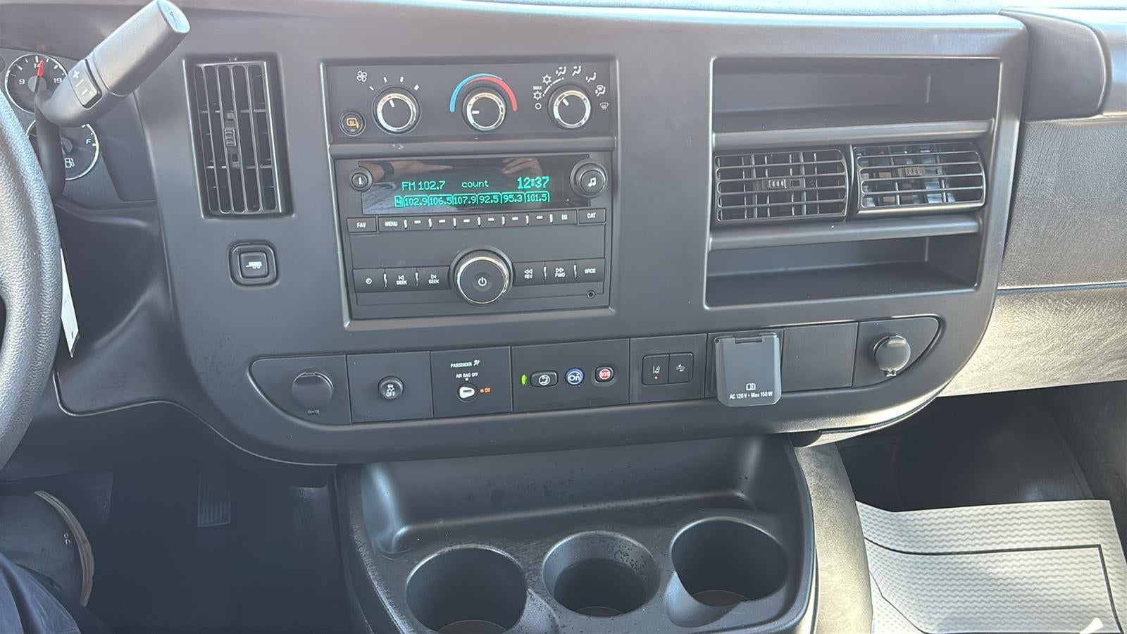 2025 Chevrolet Express Passenger 1LT