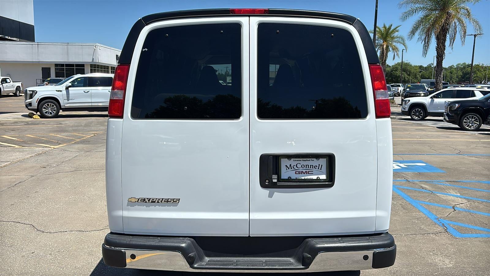 2025 Chevrolet Express Passenger 1LT
