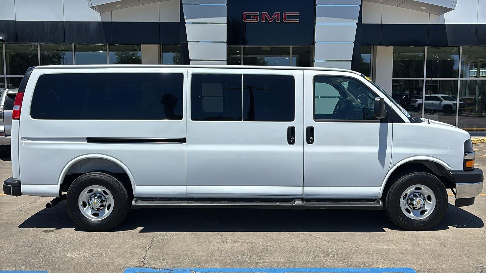 2025 Chevrolet Express Passenger 1LT