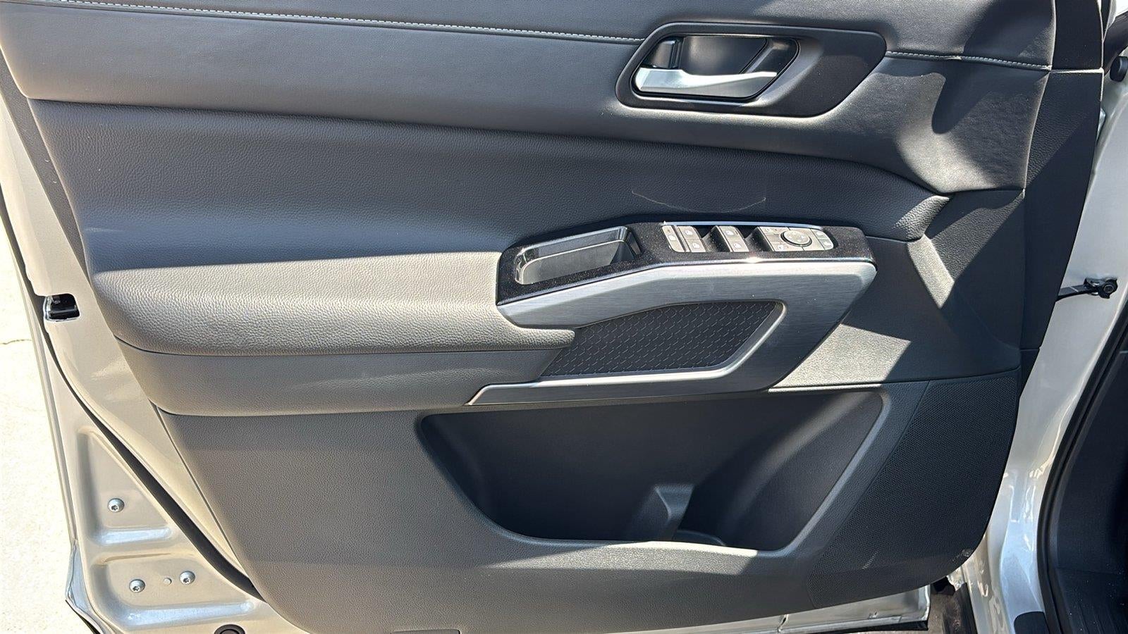 2025 Nissan Pathfinder SL FWD