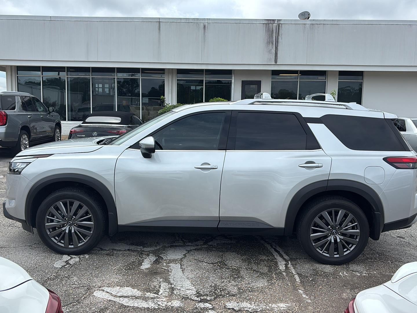 2025 Nissan Pathfinder SL FWD