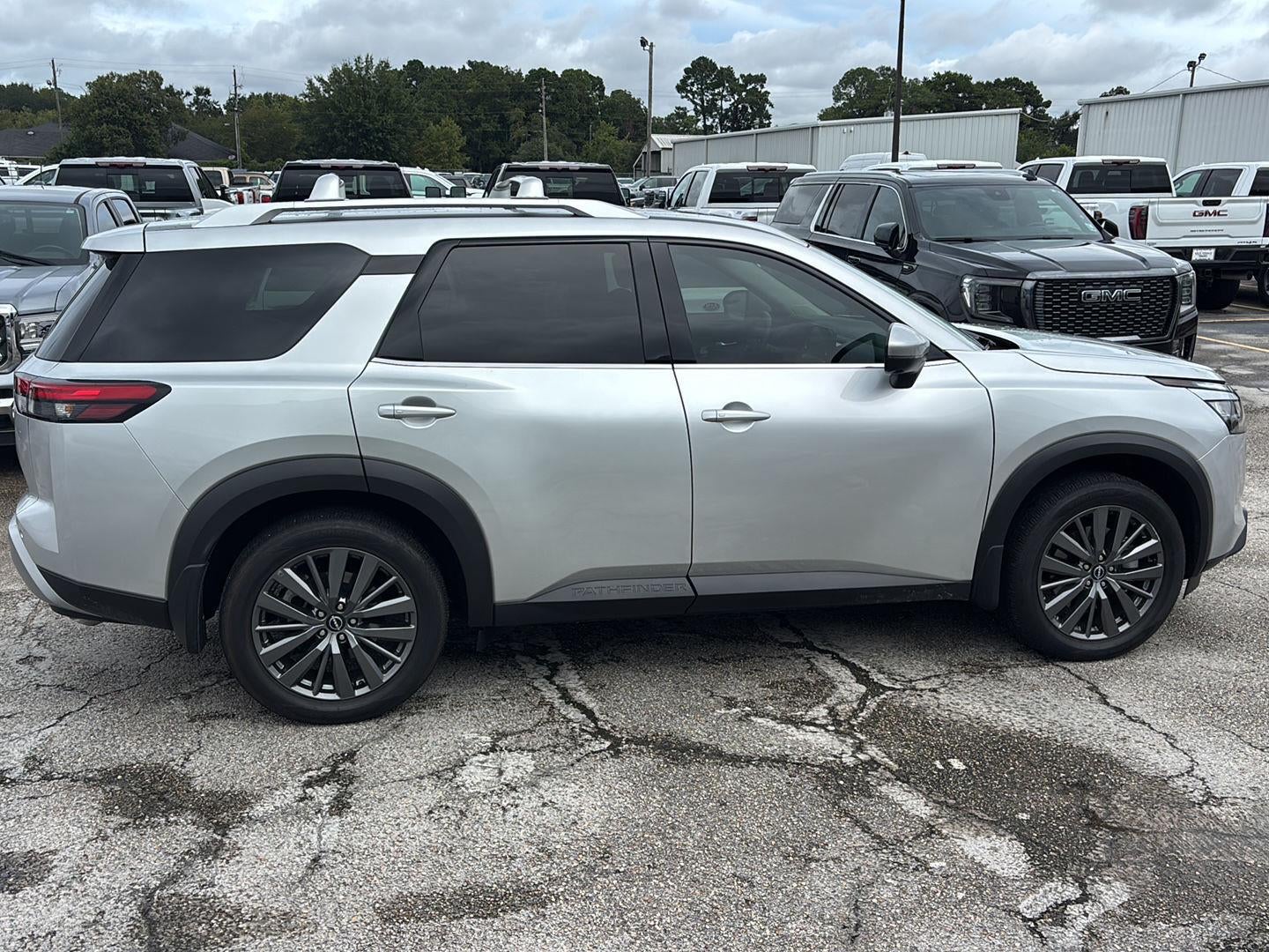 2025 Nissan Pathfinder SL FWD