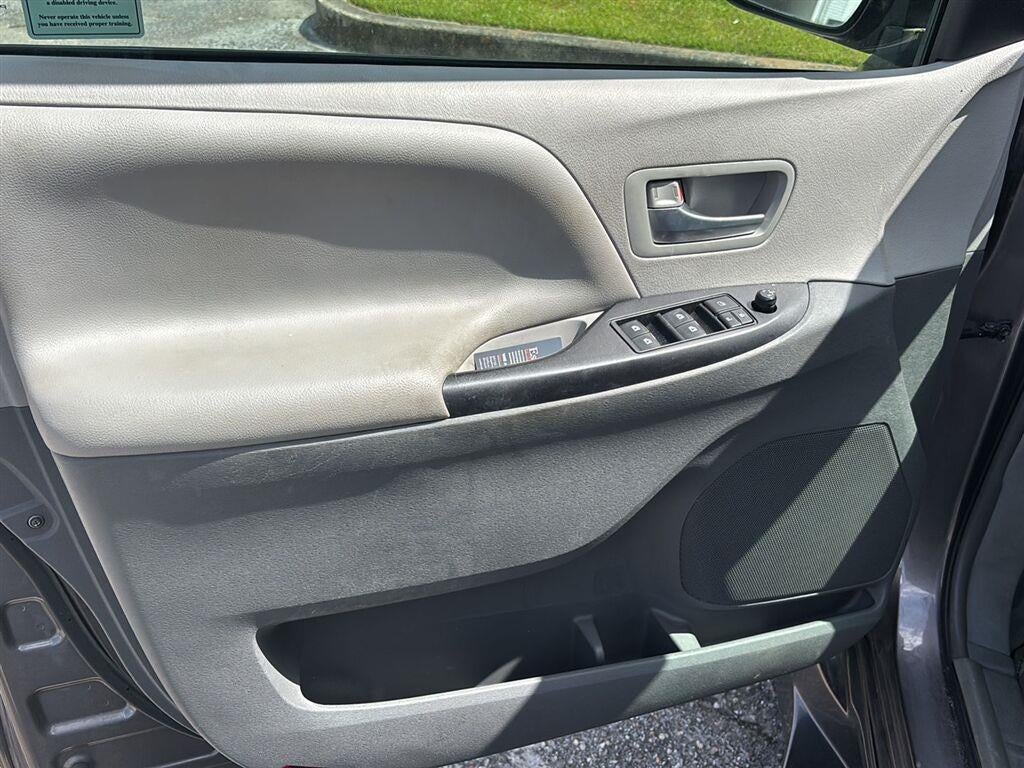 2016 Toyota Sienna LE AAS