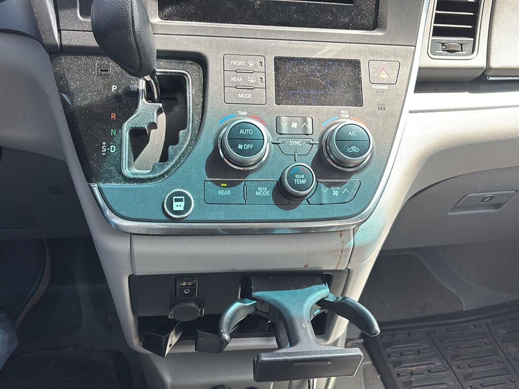 2016 Toyota Sienna LE AAS