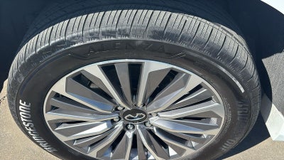 2025 INFINITI QX80 LUXE