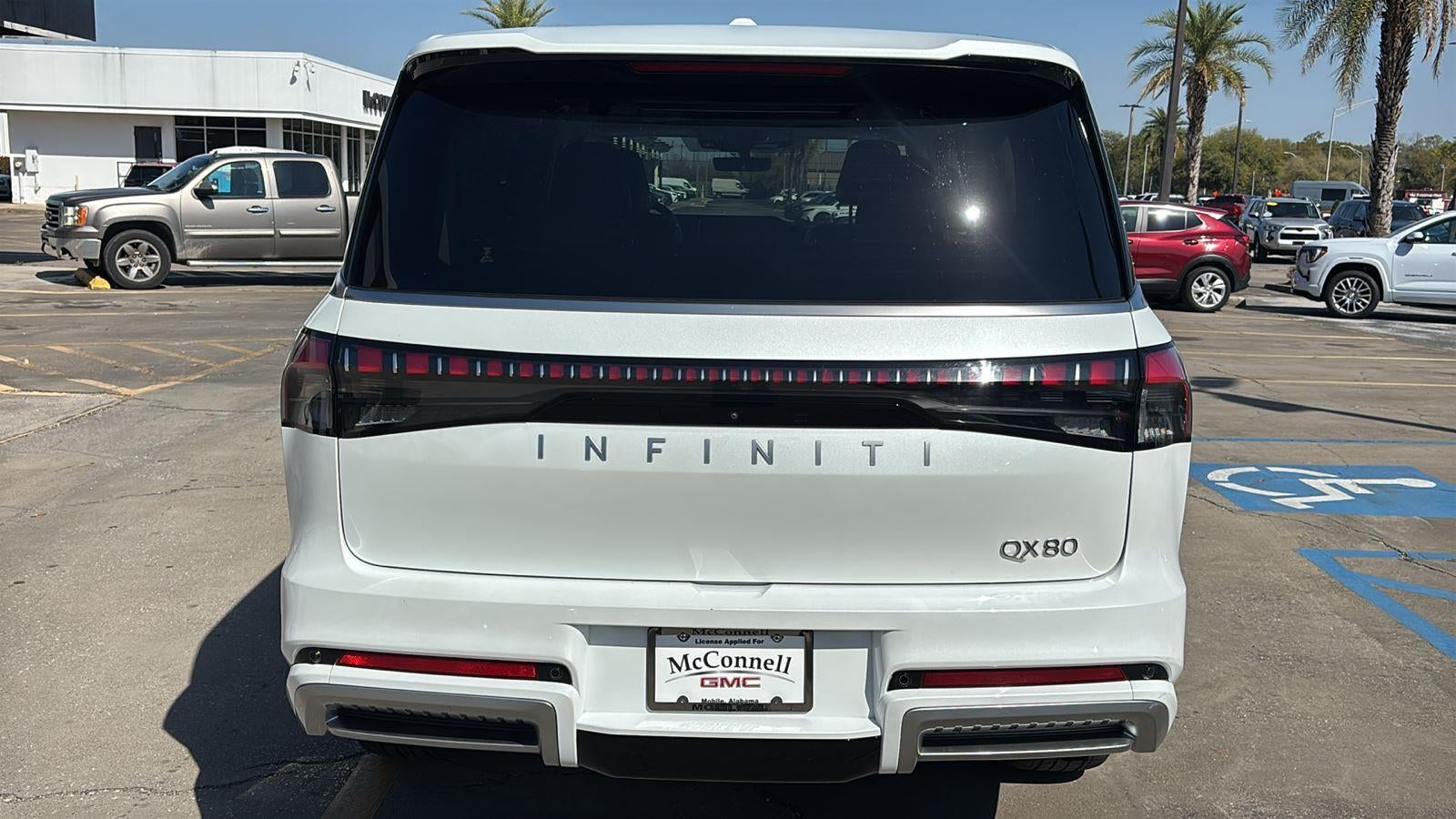 2025 INFINITI QX80 LUXE