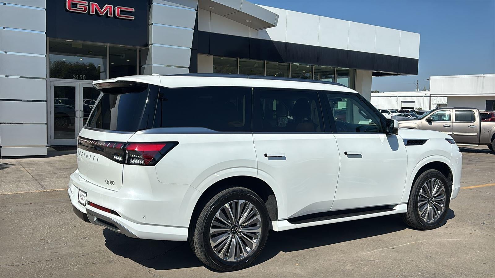 2025 INFINITI QX80 LUXE