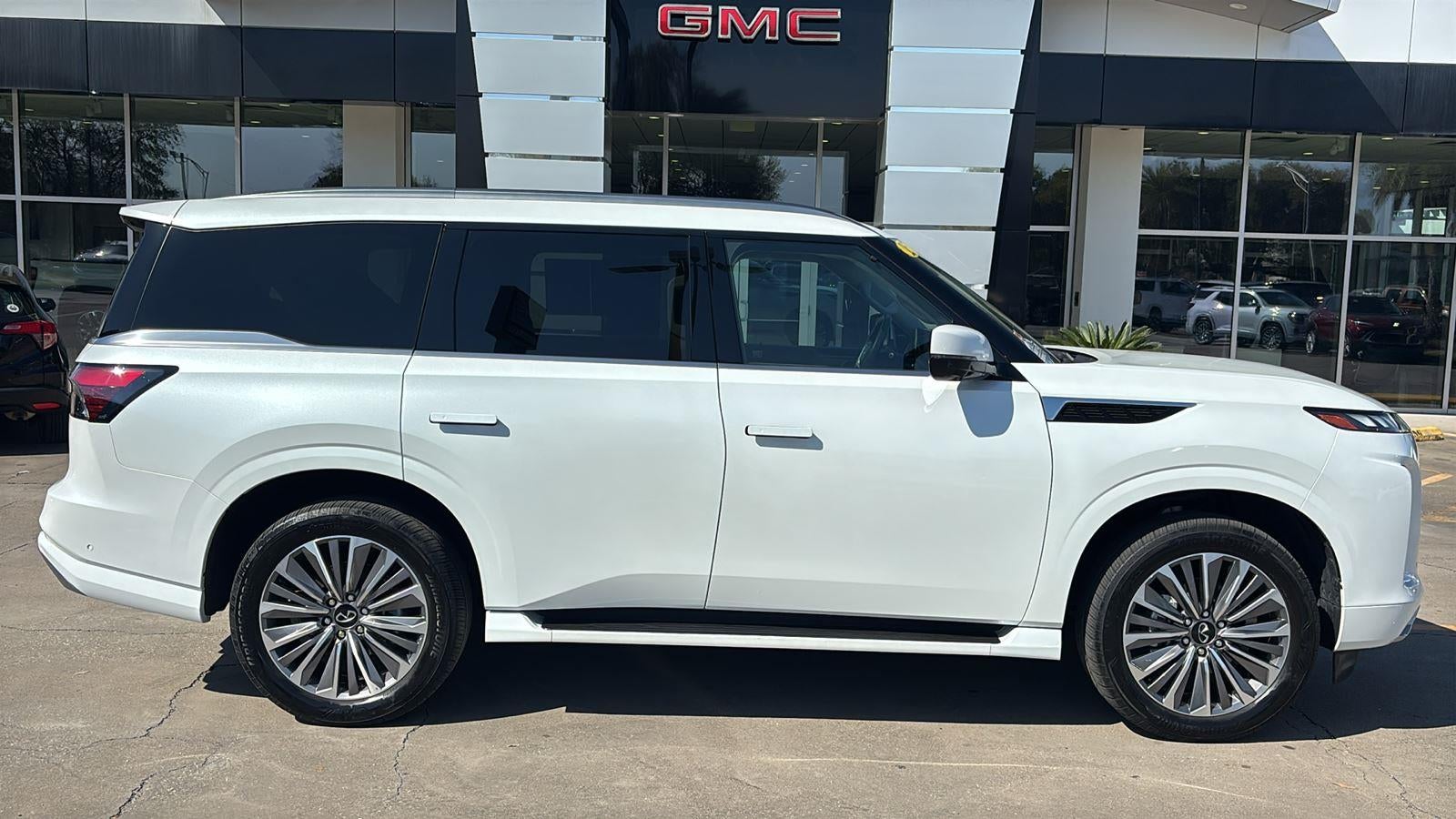 2025 INFINITI QX80 LUXE