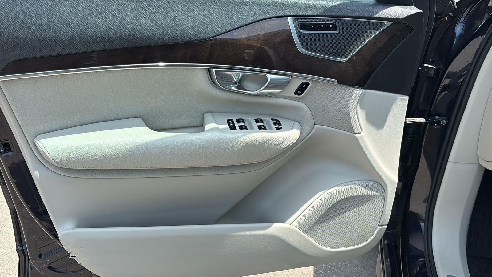 2017 Volvo XC90 T6 Momentum