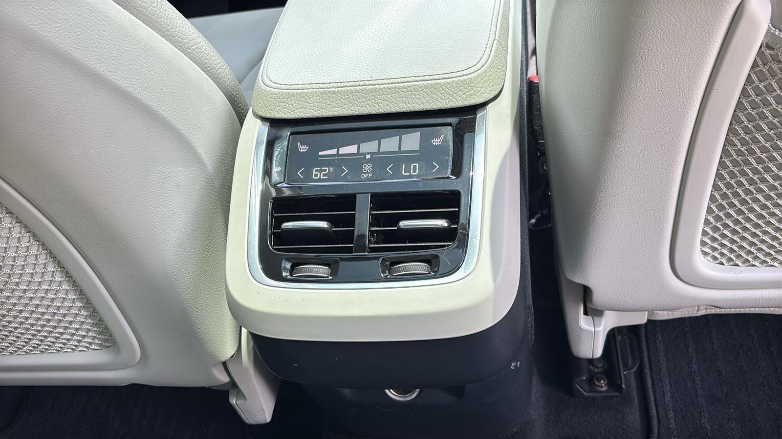 2017 Volvo XC90 T6 Momentum