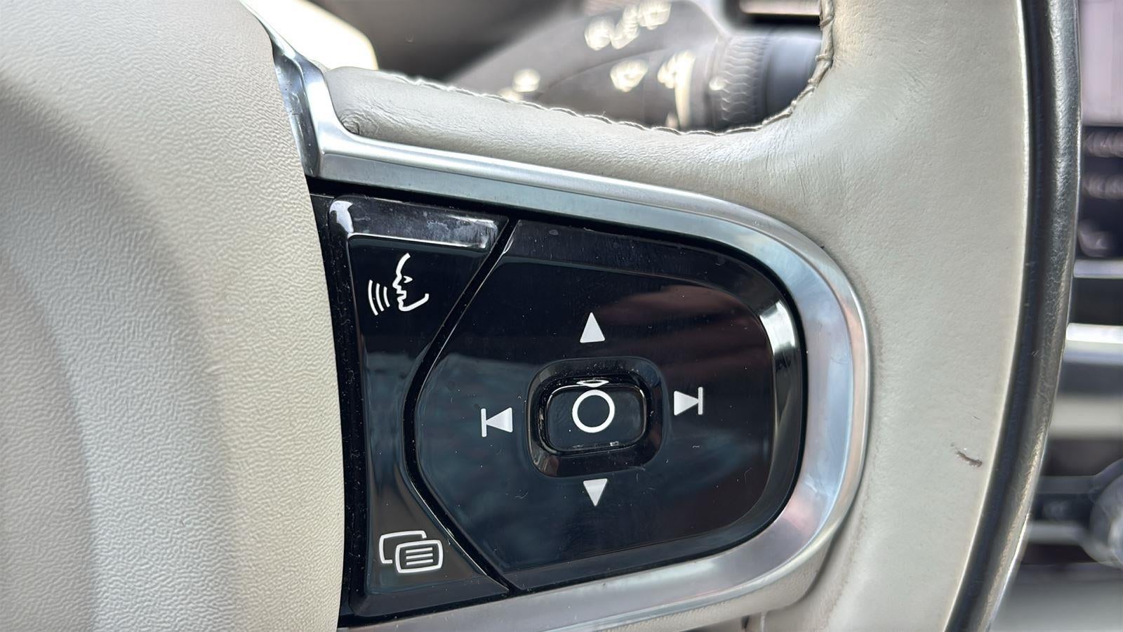 2017 Volvo XC90 T6 Momentum